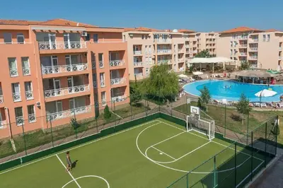 an image of a tennis court in a apartment complex at Ground Floor, Studio Apartment at Sunny Day 6 in Tŭnkovo
