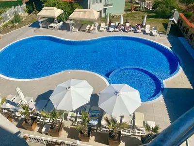 an overhead view of a swimming pool with umbrellas at Gorgeous, 1 Bed Apt, Sea Views. in Duni