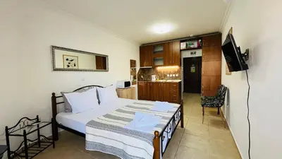 a small bedroom with a bed and a kitchen at FREGATA 2 Studio Sveti Vlas in Sveti Vlas