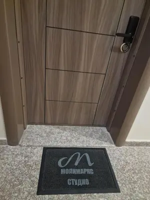 a door with a mat in front of a door at Дизайнерско Студио в Модерна сграда -Молимаркс Делукс Студио Бургас in Burgas City