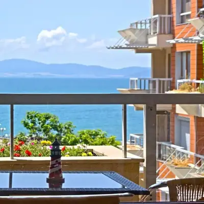 Cozy apartment with sea view and free parking