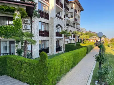 a hedge in front of a building at Apartment Marina Dinevi View in Sveti Vlas
