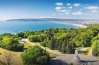 a view of the ocean and a statue in a park at Varna Bulgaria 2-Room Apartment Asparuhovo Zelenika Bulgarien Warna 2-Zimmer in Galata