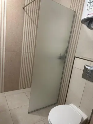 a bathroom with a shower with a toilet and a glass door at Premium Ferienwohnung SWETI WLAS Polarstar Beach Luxury Apartment 150 m zum Strand Pool 3 Balkone Meeresblick Google TV bis zu 6 Personen in Sveti Vlas