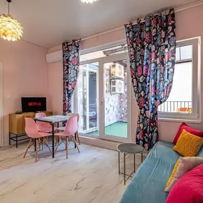 Flamingo Top Center Apartment
