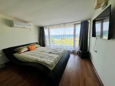 a bedroom with a bed and a large window at Vista Sul Mare V in Kraymorie