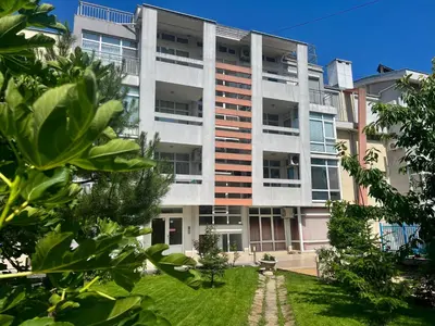 an apartment building with a lawn in front of it at Vista Sul Mare V in Kraymorie