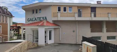 a building with a balcony on top of it at Wspaniały apartament w kompleksie Galateya in Sveti Vlas
