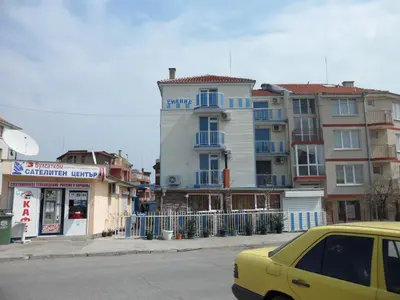 a yellow car parked in front of a building at Sianie Guest House in Ravda