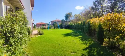 a yard with green grass and a hedge at Casa Alegra in Bliznatsi