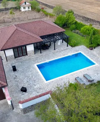an overhead view of a swimming pool and a house at Garden Villa 2 Bedroom Villa with pool near to Sunny beach in Aleksandrovo