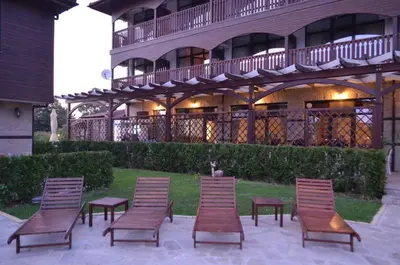 a group of chairs sitting in front of a building at Семеен хотел Звезда in Sŭdievo