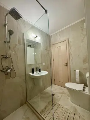 a bathroom with a shower and a sink and a toilet at Przytulny apartament w Sweti Vlas 350m od morza in Burgas City