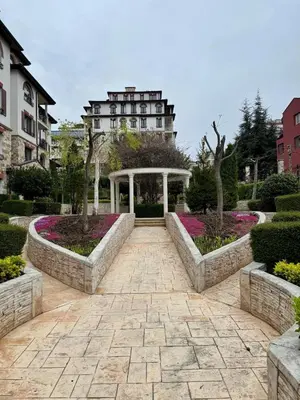 a garden with a building in the background at Przytulny apartament w Sweti Vlas 350m od morza in Burgas City