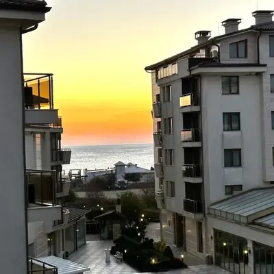 Perfect Sea and Pool View Long Beach Apartment