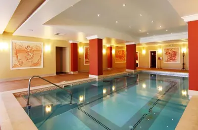 a swimming pool in a hotel with red pillars at Exklusive Villa am Sonnenstrand Bulgarien am Schwarzen Meer aheloy Cabernet 1 in Kableshkovo