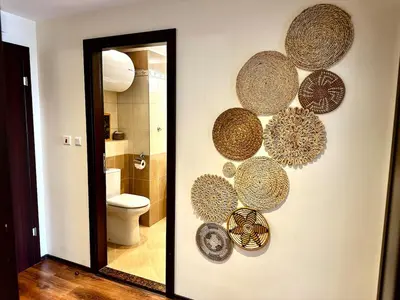 a bathroom with a wall with plates on the wall at Platinum apartment in Bŭnzareto