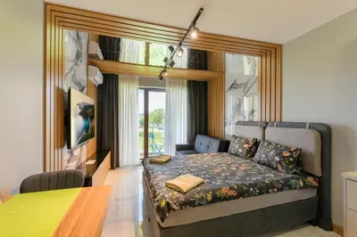 a bedroom with a bed and a table in it at Azur Properties ap50 in Shkorpilovtsi