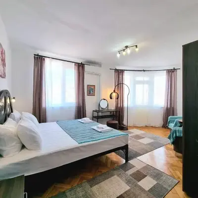 Central - 3BD Holiday Apartment for Family & Friends
