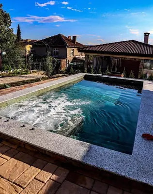 a swimming pool in the yard of a house at Конакъ Войнов in Yasna Polyana