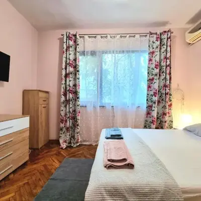 Nicky's Apartment - with Private Parking in Center