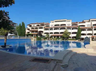 a large swimming pool in front of a building at Каса Реал апартамент с 2 спальнями in Sveti Vlas