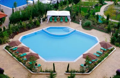 an overhead view of a large swimming pool at Эстебан с 2 спальнями in Nesebar