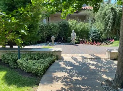a statue in the middle of a garden at Каса реал с 2 спальнями 2 этаж in Sveti Vlas