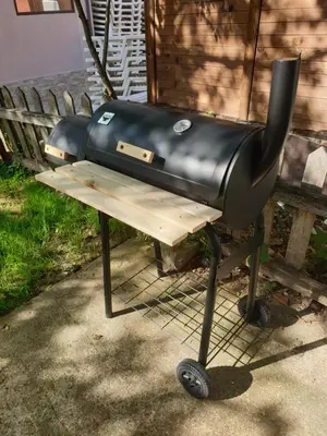 a grill sitting on top of a bench at Villa Izgrev 24а in Chernomorets