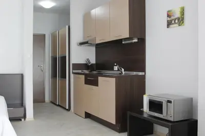 a kitchen with a sink and a microwave at Galateya Sveti Vlas Bułgaria in Sveti Vlas