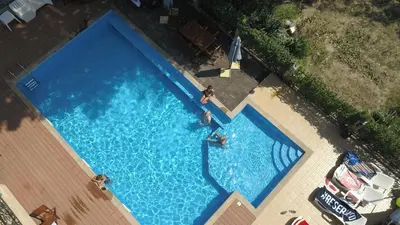 an overhead view of a large blue swimming pool at Park and pool Studio Apostolovi in Nesebar