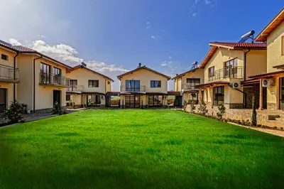 a large yard of houses with a green lawn at Alex Village in Shkorpilovtsi