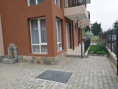 a building with a grate in front of it at Complex Argo ap.2 in Ravda