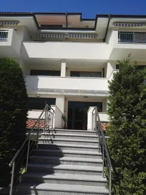 a building with stairs in front of it at ЛЕСО-Зара студио in Ravda