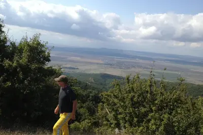 a man standing on top of a hill with a view at Апартамент в Комплексе Сансет Кошарица,Солнечный берег in Kosharitsa