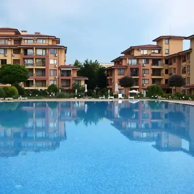 Bright Studio with Parking & Pool