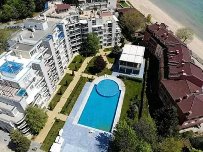 an aerial view of a house with a swimming pool at Apartment Jasna Hotel Oazis in Ravda