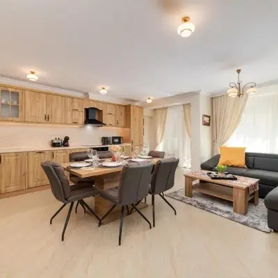 Deluxe and Central Garden Apartment