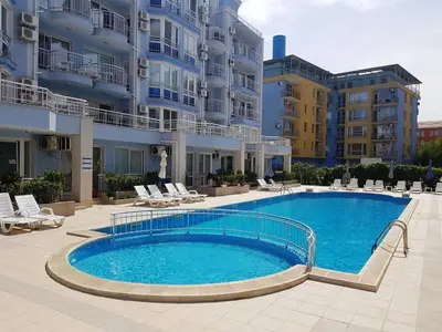a large swimming pool in front of a building at Sunny Dream Apartments Sunny Beach Bulgarien Sonnenstrand in Sunny Beach