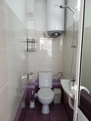 a small bathroom with a toilet and a sink at Guest House DARIS-APHRODEYA Къща за Гости ДАРИС-АФРОДЕЯ in Sozopol