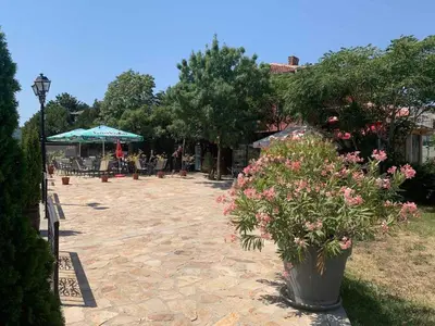 a patio with a bunch of flowers in a yard at Апартамент Нели in Ravadinovo