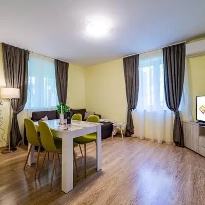 Sunny and Quiet 2bdr Central Apartment