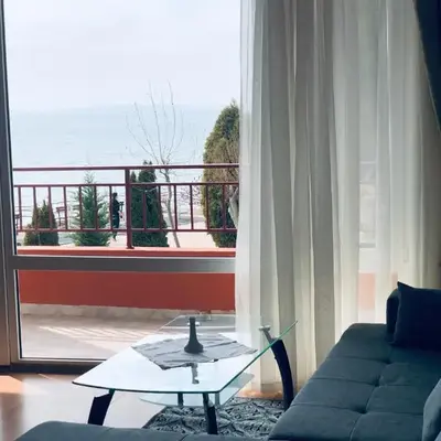Beautiful apartment right by the sea