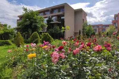 a garden with flowers in front of a building at Apartment Ferienunterkunft Strandnähe mit Pools in Sunny Beach