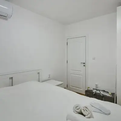 Central 3BR with parking nearby Opera